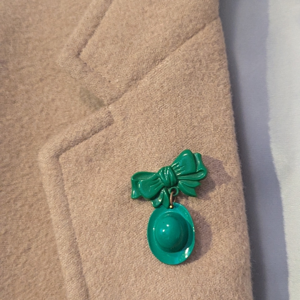 💚 Vintage St.Patricks Day, Green Bow Derby Hat Brooch Pin Emerald Green